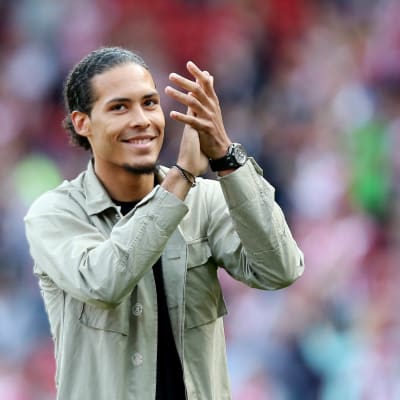 Virgil van Dijk ler och klappar.