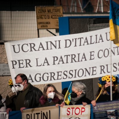 Ukrainare bosatta i Italien demonstrerar mot rysk aggression mot deras födelseland.
