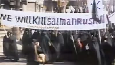 Mielenosoittajia, jotka pitelevät banderollia.