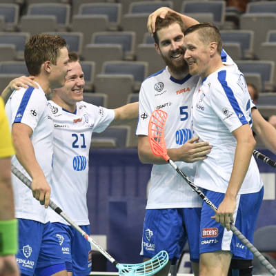 Finlands lag med bland annat Mika Kohonen jublar efter ett mål
