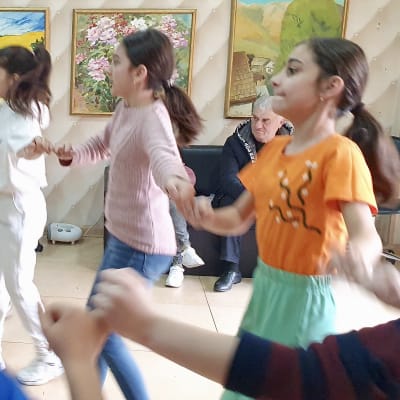 Dansande barn från Artsach.
