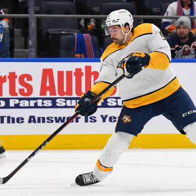 Filip Forsberg med pucken.