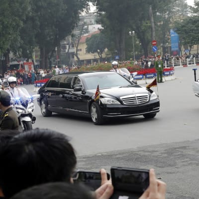 Kim Jong-Uns kortege kör genom Hanoi.