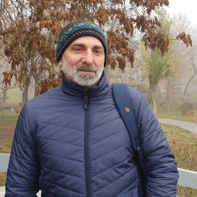 Vahan Bournazian i en dimmig park i Jerevan.