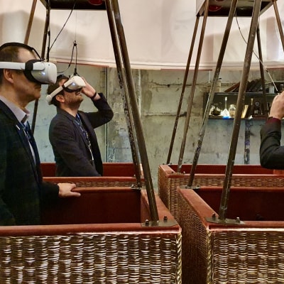 Tre män med VR-glasögon på sig.