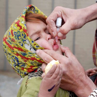 Barn ges poliovaccin i Pakistan 23.11.2013