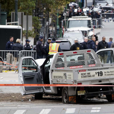 Brottsutredare undersöker hyrbilen som användes i terrordådet i New York 