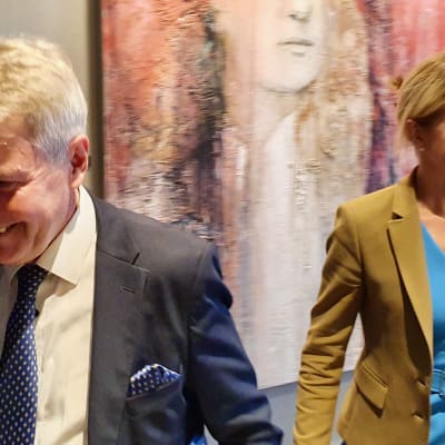 Utrikesminister Pekka Haavisto i förgrunden och Estlands utrikesminister Eva-Maria Liimets i bakgrunden.