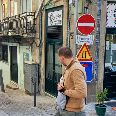 En smal gränd i Portos gamla stad.