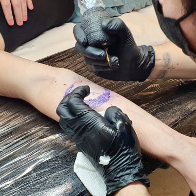 Thomas från Los Angeles får en tatuering på armen.