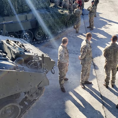 Brittiska och danska soldater presenterar sin stridsvagnar för gäster på militärbasen Tapa i Estland.