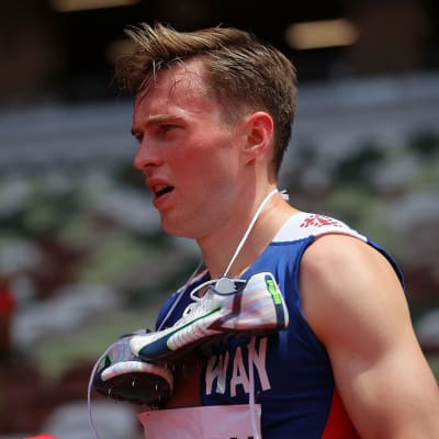 Karsten Warholm med skorna runt halsen.