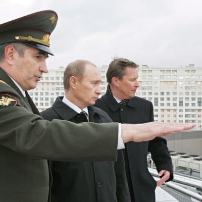 GRU:s förre chef Valentin Korabelniko visar spionorganisationen högkvarter i Moskva för president Vladimir Putin