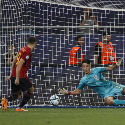 James Trafford räddar Abel Ruiz straff.