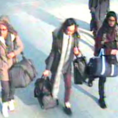 De brittiska tonrångarna Amira Abase, Kadiza Sultana och Shamima Begum på flygplatsen Gatwick söder om London.