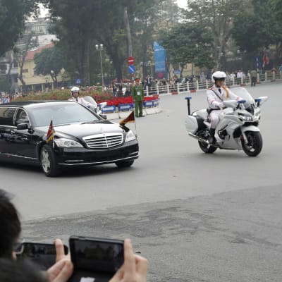 Kim Jong-Uns kortege kör genom Hanoi.