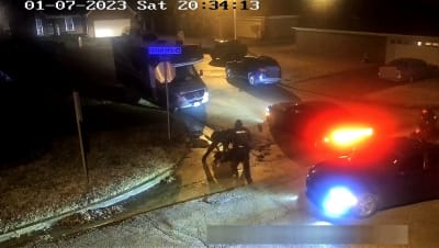 Tre poliser använder våld mot Tyre Nichols i Memphis, USA.