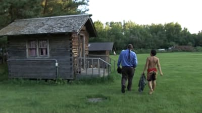 Två findianer går på ett litet hus gårdsplan
