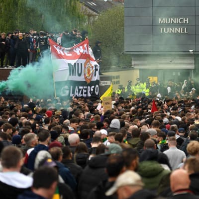 Man United-supportra protesterar utanför Old Trafford.