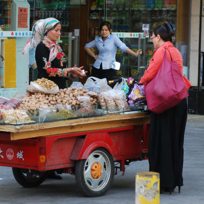 uigurer säljer bland annat potatis