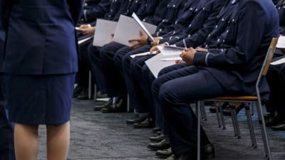 Studerande vid polisyrkeshögskolan avlägger polisens etiska ed.