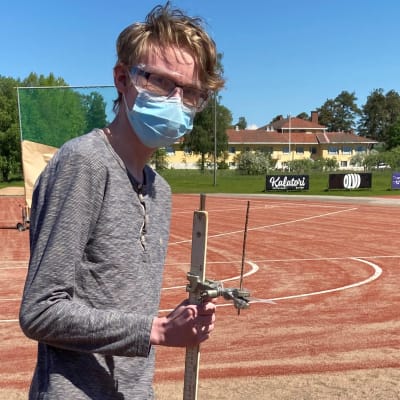 Rauman lyseon lukion opiskelija Alvar Joukamo elektromagneettisen kiihdyttimen laukaisutilaisuudessa.