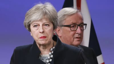 Theresa May och Jean-Claude Juncker i närbild.