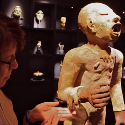 Xipe Totec var fruktbarhetens och vårens gud i den förcolumbianska kulturen. Hans smeknamn var “den flådde”.