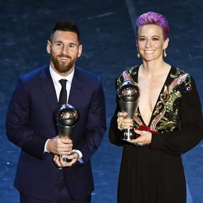 Lionel Messi och Megan Rapinoe har tagit emot pris.