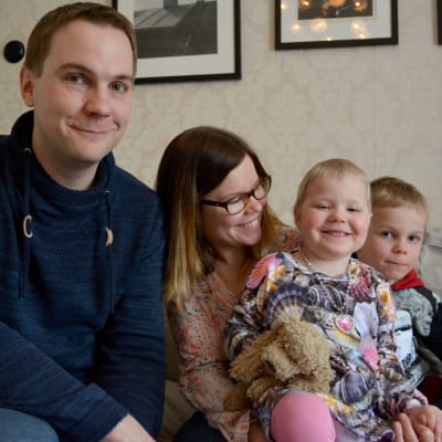 Antti ja Elisa Reponen sekä heidän tyttärensä Elsi ja poika Arttu.