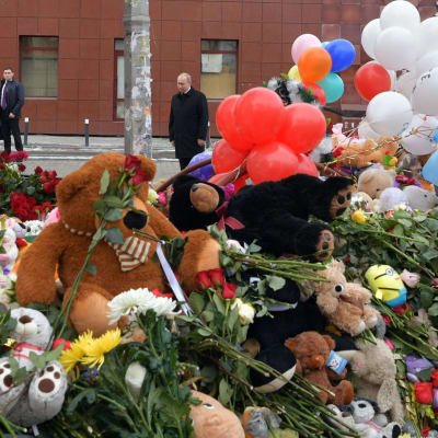 Rysslands president Vladimir Putin lägger ner blommor i Kemerovo 