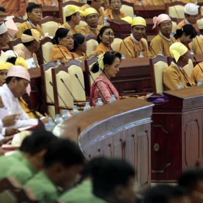 Den förre oppositionsledaren Aung San Suu Kyi deltog i parlamentets första session i huvudstaden Naypyidaw