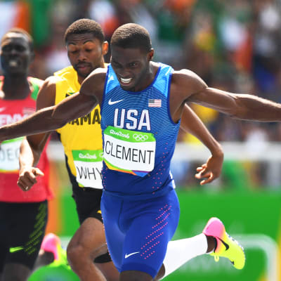 Kerron Clement korsar mållinjen som etta i OS i Rio.