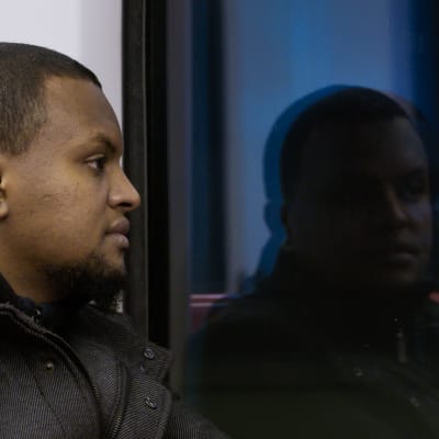 Mustafe Hassan istuu 