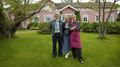 Hämäläiset, Arto (Aimo Räsänen), Irmeli (Kirsti Väänänen) ja Iiro (Reino Nordin) kotitalonsa edessä sarjassa Tie Eedeniin.