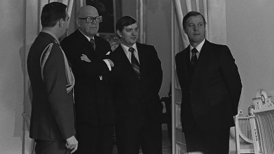 Urho Kekkonen ja adjutantti, Paavo Väyrynen ja Kalevi Sorsa itsenäisyyspäivänä 1977.