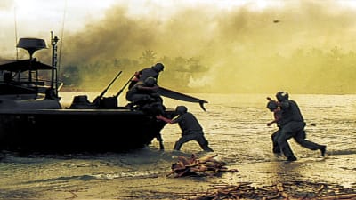Sotilaita juoksee savuisella viidakkojoella kohti sotavenettä.