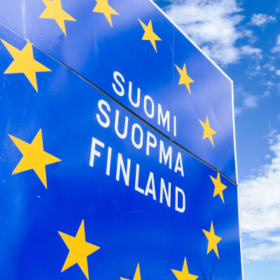 Skylt med texten Finland och Europeiska unionen. 