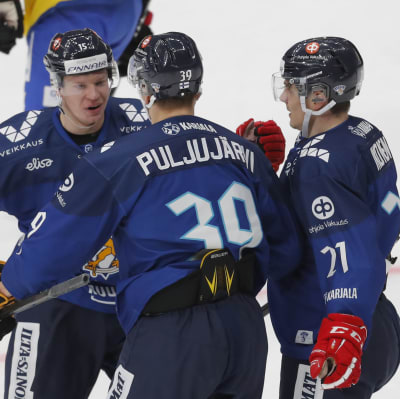 Jesse Puljujärvi firar mål mellan två lagkamrater.