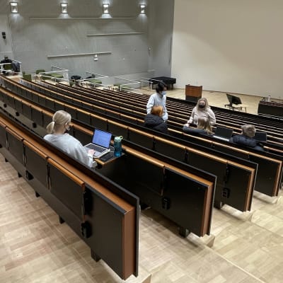 Opiskelijoita auditoriossa