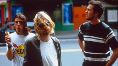 Dave Grohl, Kurt Cobain och Krist Novoselic på gata 1993.