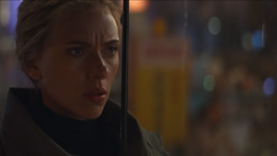 Scarlett Johanssons Svarta änka ser bister ut.