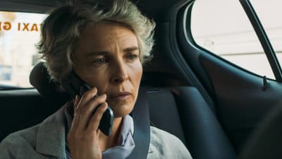 Rauhantekijä-sarjan näyttelijä Irina Björklund istuu autossa.