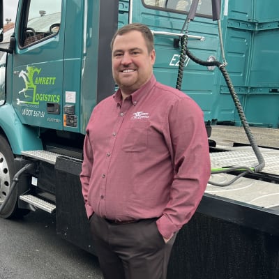 Cameron Peel vide VD på logistikföretaget Camrett Logistics i Wytheville, Virginia. Av företagets 20 lastbilar är två eldrivna. De har beställt ytterligare två el lastbilar. Långtradarna kör skytteltrafik mellan två lagerbyggander. På lunchpausen laddas de. Räckvidden för lastbilen bako honom är 250 kilomter. De nya lastbilarna som de har beställt har en räckvidd på 350 kilometer.