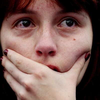 Colombiansk kvinna tårögd efter att ha hört resultatet från folkomröstningen om fredsavtalet.