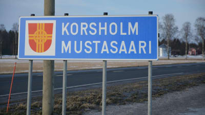 Mustasaaren kunnan liikenneopaste tien varressa.
