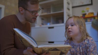 Alaric Mård läser en saga för sin dotter