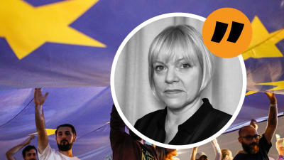 Människor står under europeiska unionens flagga som de håller upp. På bild även Europakorrespondent Mette Nordström.