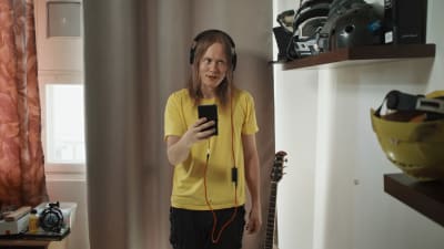 Toni sjunger karaoke i en mobilapplikation. Från dokumentären Karaokeparatiisi.
