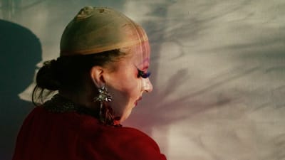 Queen of Lapland -dokumentin päähenkilö Matti Kukkosen drag-hahmo meikattuna, ilman peruukkia, sivuprofiili